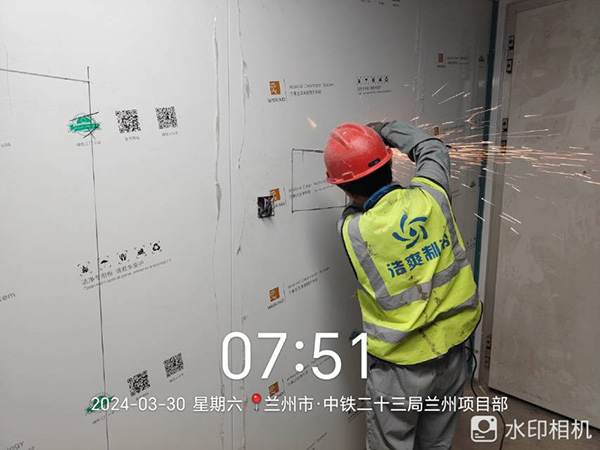 圖為浩爽工人正在切割庫(kù)板